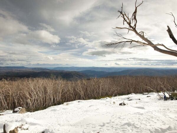 Trail hiking lake mountain and keppel hut 600x450