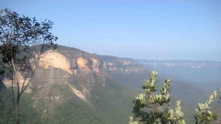 Scenic Railway to Golden Staircase Circuit Walk (5.9km) Scenic railway to golden staircase circuit walk (5. 9km)