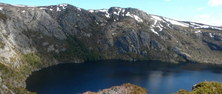 Crater lake circuit trail hiking australia 768x325