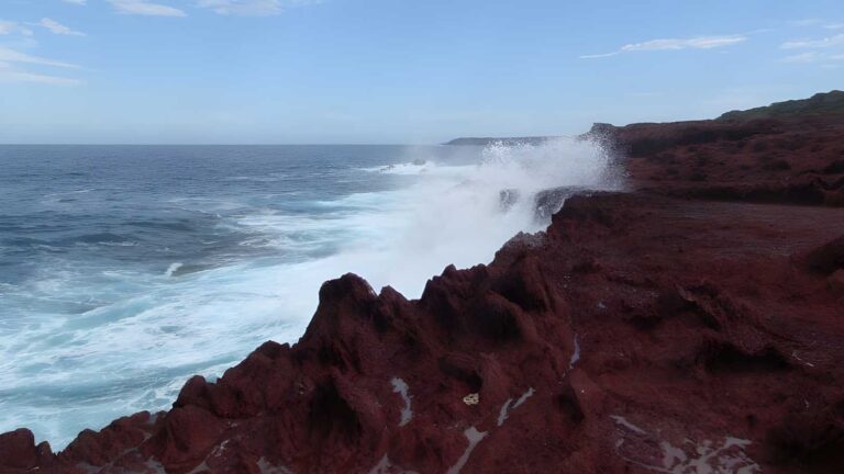 Saltwater Beach to Red Cliffs Walk (3.3km) Saltwater beach to red cliffs walk (3. 3km)