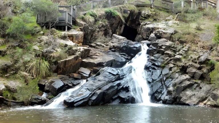 Blowhole to Shepherds Flat Hike (13.8km) Blowhole to shepherds flat hike (13. 8km)