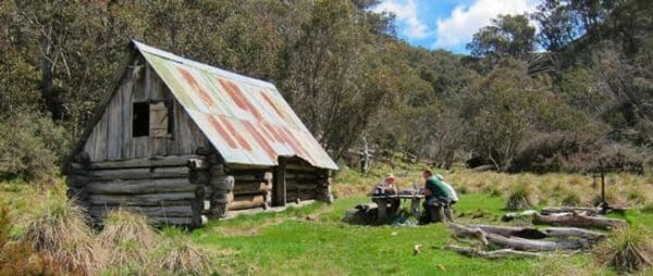 Mount Feathertop: Diamantina Spur Hike (14km) Dibbins hut 600x254