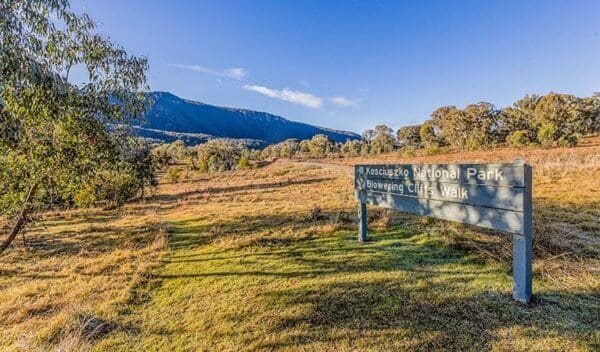 Blowering cliffs walking track trail hiking australia 600x352