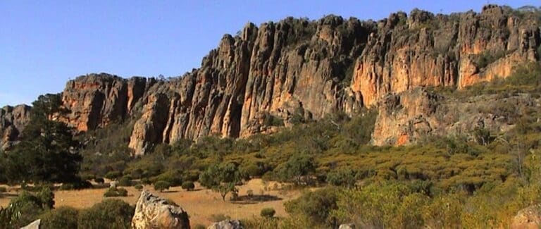 Mount Arapiles Gully Tracks Walk (4km) Trail hiking australi mount arapiles circuit 768x325