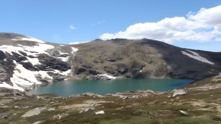 Main range track: charlotte pass to blue lake hike (9. 3km)