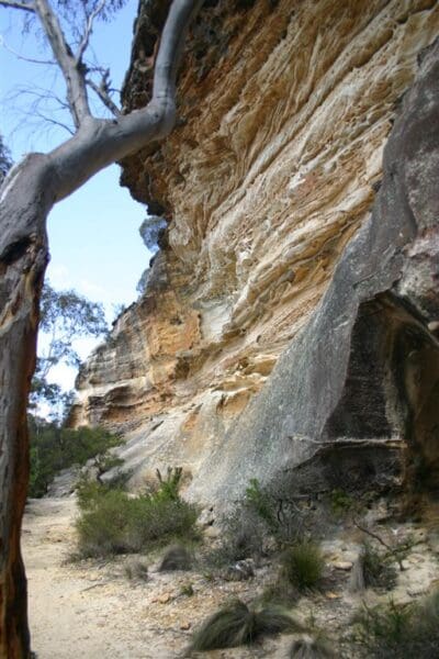 Three Sisters Walk via Echo Point (1.5km) Wind cave 400x600