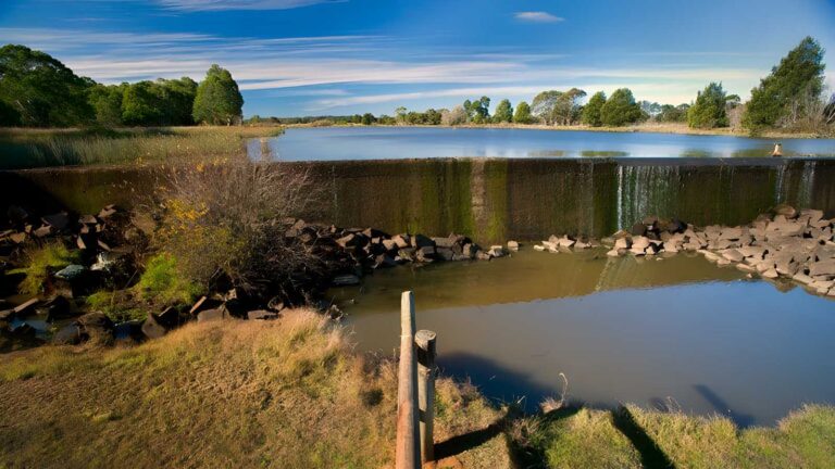Weir view walking track (900m)
