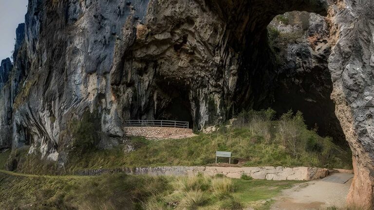 Castle Cave Walk (3.2km) Castle cave walk (3. 2km)