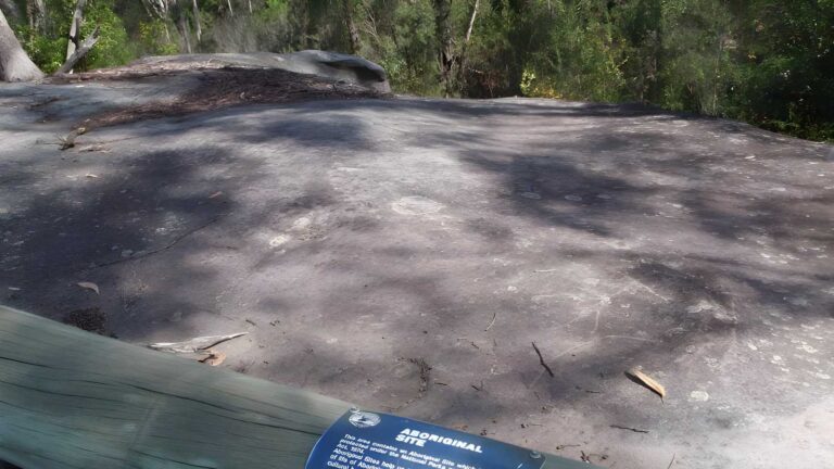 Girrakool aboriginal engravings track (400m)
