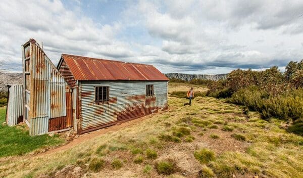 Round mountain hut walking track trail hiking australia 600x352