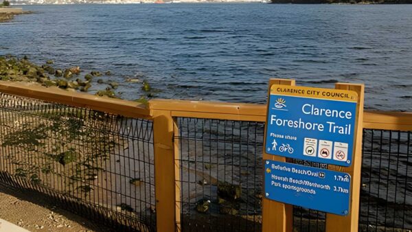 Clarence foreshore trail: kangaroo bay to bellerive beach walk (2. 5km)