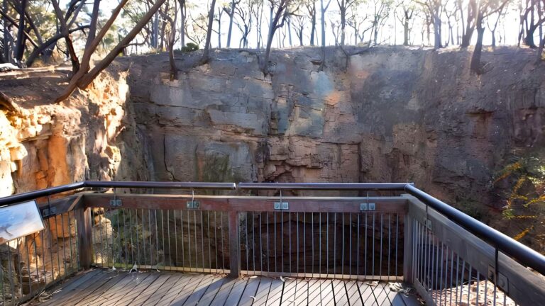 The Big Hole Walking Track (3.5km) The big hole walking track (3. 5km)