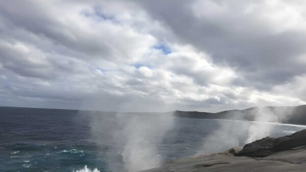 Blowholes Trail Walk (1.6km) Blowholes trail walk (1. 6km)