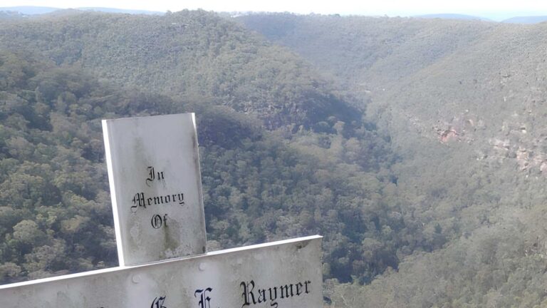 Martin's Lookout to Lost Worlds Lookout Walk (5.4km) Martin's lookout to lost worlds lookout walk (5. 4km)