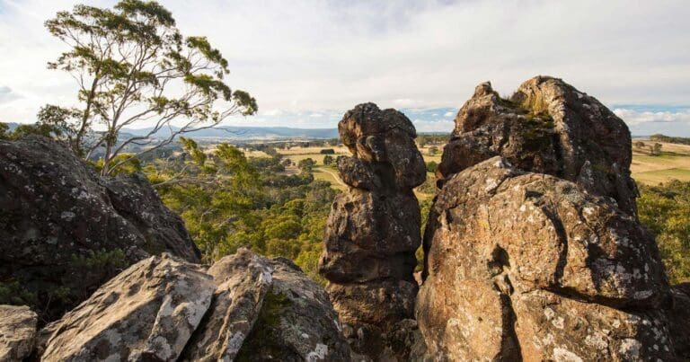 Hanging Rock Summit Walk (1.8km) Hanging rock summit walk 768x403
