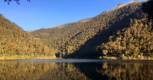 Lake Tali Karng: McFarlane Saddle & Wellington Plains Hike (24km) Lake tali karng hidden lake circuit 600x315